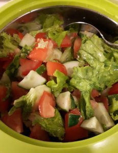 kurgi-tomati-lehtsalati salat