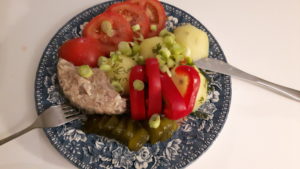 Keedetud kartulid süldi ja aedviljadega