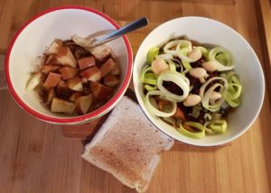 Köögiviljasalat ja röstsai ning õuna-kaneelijogurt